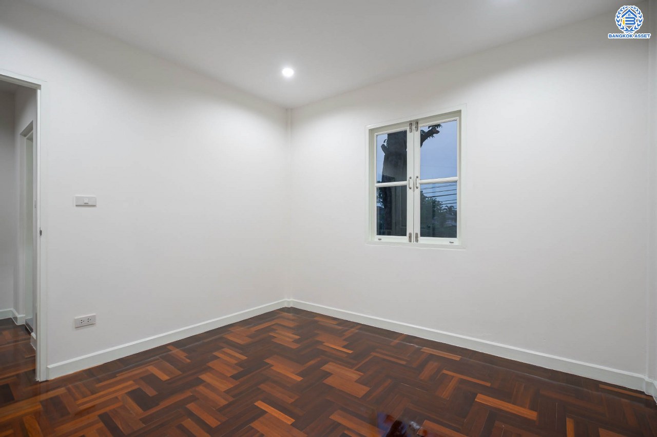 บ้านมือสองตกแต่งใหม่ โครงการ ชลลดา วัดลาดปลาดุก บ้านเดี่ยวหลังมุม คุณภาพระดับ L&H บนเนื้อที่ 57.7 ตร.ว. ฟังก์ชัน 3 ห้องนอน 2 ห้องน้ำ จอดรถได้ 1 คัน บนทำเลศักยภาพ เพียง 15 นาทีถึงเซ็นทรัลเวสท์เกต ใกล้รถไฟฟ้าสายสีม่วง "สถานีคลองบางไผ่"